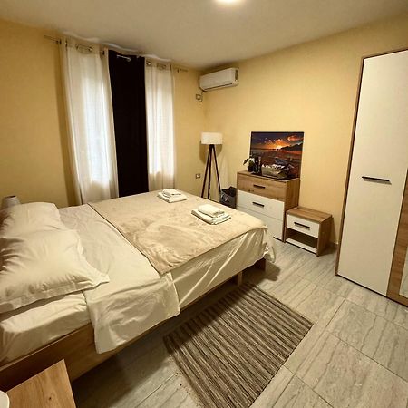 Urban Apartment In Blloku 地拉那 外观 照片
